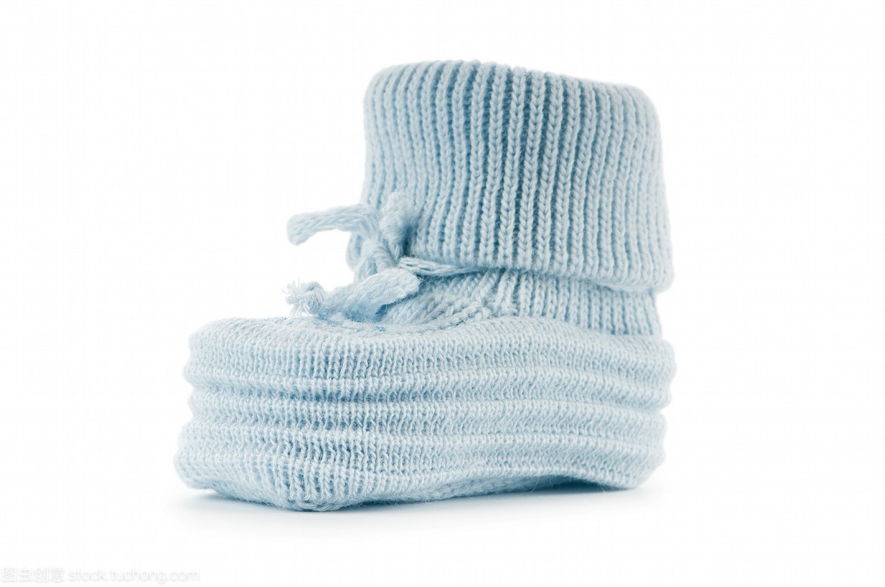 在白色背景上隔离的编织婴儿鞋